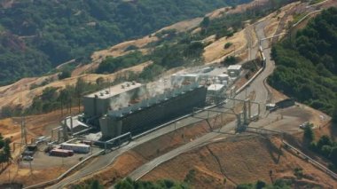Geyserville, California -2021: Jeotermal santralin hava görüntüsü.
