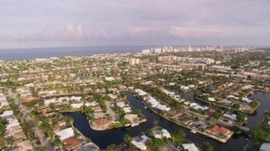 Miami, Florida 2019 dolaylarında. Miami plajının gündüz hava görüntüsü. Helikopterden Cineflex gimbal ve RED 8K kamerayla çekildi..