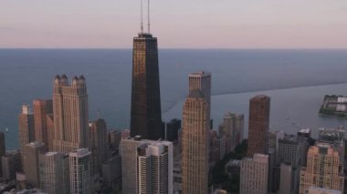 Chicago, Illinois 2019 dolaylarında. Gün batımında Chicago 'nun hava manzarası. Helikopterden Cineflex gimbal ve RED 8K kamerayla çekildi..