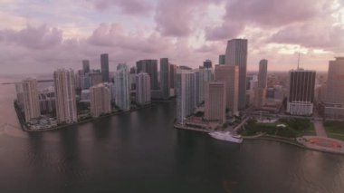Miami, Florida 2019 dolaylarında. Gün batımında Miami 'nin hava manzarası. Helikopterden Cineflex gimbal ve RED 8K kamerayla çekildi..