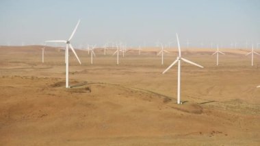 Oregon circa-2021: Columbia Nehri Boğazı 'ndaki rüzgar türbinlerinin hava görüntüsü. Helicopter 'dan Cineflex ve RED 8K.