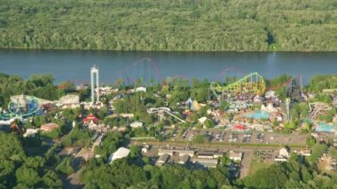 Massachusetts 2019 dolaylarında. Lunaparkın havadan görünüşü. Helikopterden Cineflex gimbal ve RED 8K kamerayla çekildi..