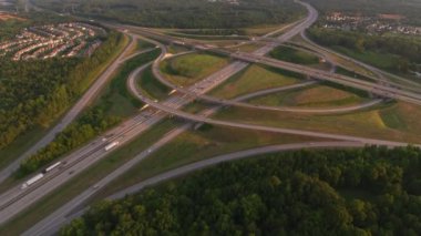 Charlotte, Kuzey Carolina 2019 dolaylarında. Gün batımında Charlotte 'un hava görüntüsü. Helikopterden Cineflex gimbal ve RED 8K kamerayla çekildi..