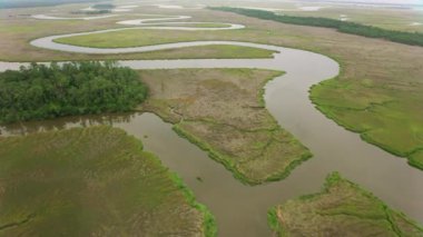 Georgia 2019 dolaylarında. Savannah, Georgia 'nın havadan görünüşü. Helikopterden Cineflex gimbal ve RED 8K kamerayla çekildi..
