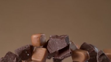 Çikolata ve karamel parçaları ağır çekimde uçuyor. Phantom Flex 4K kamera ile çekildi..