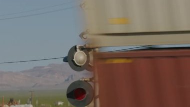 Wyoming 2018 dolaylarında. Tren Wyoming 'in kırsal kesiminden geçiyor..