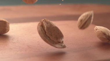 Bademler çok yavaş çekimde ahşap yüzeye düşüyor. Phantom Flex 4K yüksek hızlı kamera görüntüsü.