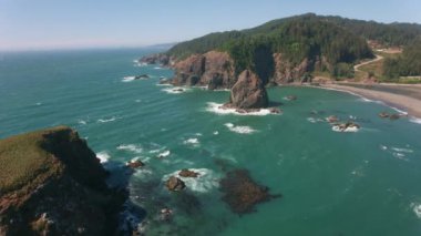 Güzel sahil ve deniz manzarasının üstünde doğa manzarası var. 