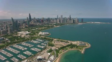 Chicago, Illinois 2019 dolaylarında. Sabah Chicago 'nun hava görüntüsü. Helikopterden Cineflex gimbal ve RED 8K kamerayla çekildi..