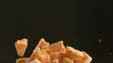 Süper yavaş çekimde çedar peyniri. Phantom Flex 4K yüksek hızlı kamera görüntüsü.