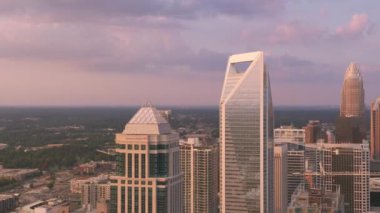 Charlotte, Kuzey Carolina 2019 dolaylarında. Gün batımında Charlotte 'un hava görüntüsü. Helikopterden Cineflex gimbal ve RED 8K kamerayla çekildi..