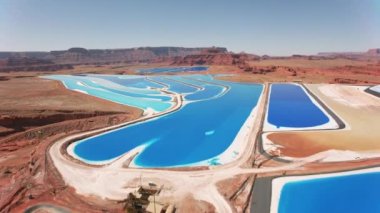 Utah 2019 dolaylarında. Potash buharlaşma göletlerinin havadan görünüşü. Helikopterden Cineflex gimbal ve RED 8K kamerayla çekildi..