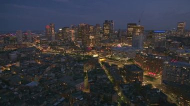 Boston, Massachusetts 2019 dolaylarında. Geceleri Boston 'un hava manzarası. Helikopterden Cineflex gimbal ve RED 8K kamerayla çekildi..