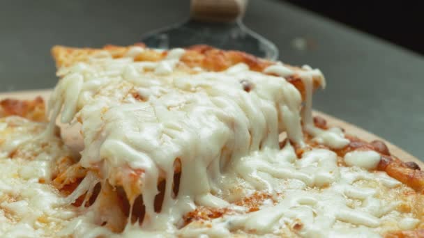 Rebanada Pizza Levanta Tabla Con Estiramiento Queso Cámara Lenta — Vídeos de Stock