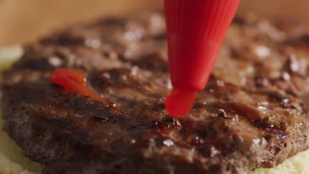 肉を使った伝統的なアメリカンバーガーの映像です — ストック動画