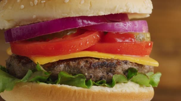 肉を使った伝統的なアメリカンバーガーの映像です — ストック動画