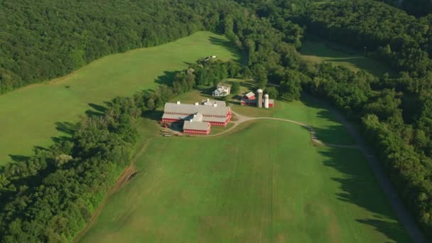 Massachusetts Cca 2019 Letecký Pohled Zelené Zemědělské Pozemky Stodoly Statky — Stock video