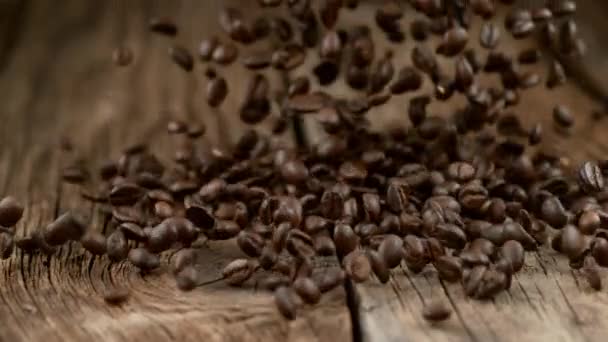 Кофейные Зерна Падают Деревянную Поверхность Замедленной Съемке Снимок Камеры Phantom — стоковое видео