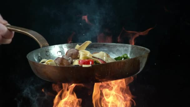 Nudeln Und Gemüse Superzeitlupe Mit Den Flammen Anbraten Aufgenommen Mit — Stockvideo