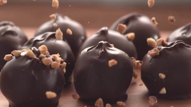 Ořechy Padající Čokoládové Lanýže Super Zpomaleném Filmu Snímek Vysokorychlostní Kameře — Stock video