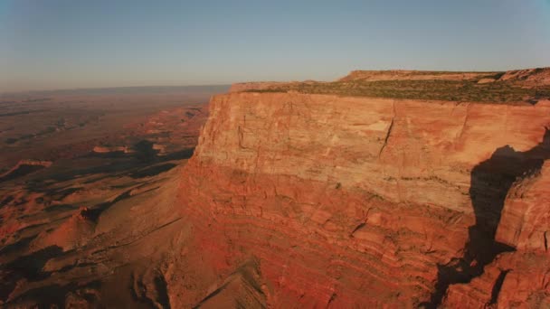 アリゾナ州グランドキャニオン2019年頃 日の出にグランドキャニオンの空中ビュー シネフレックスジンバルとRed 8Kカメラでヘリコプターから撮影 — ストック動画