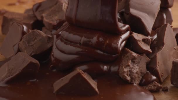 Chocolate Derretido Vertiendo Sobre Trozos Chocolate — Vídeo de stock