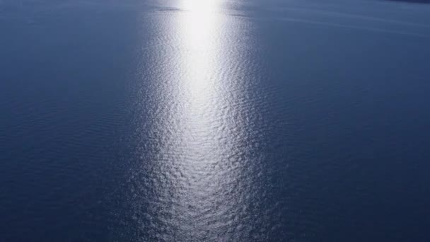 空中的阳光映照在水面上 用红色摄像机从直升机上拍的 — 图库视频影像