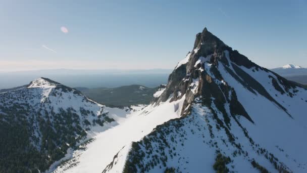 カスケード山脈 オレゴン州 2019年頃 ティールセン山の空中風景 シネフレックスジンバルとRed 8Kカメラでヘリコプターから撮影 — ストック動画