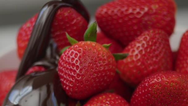 Chocolade Gieten Verse Aardbeien Opgenomen Met Red Camera — Stockvideo
