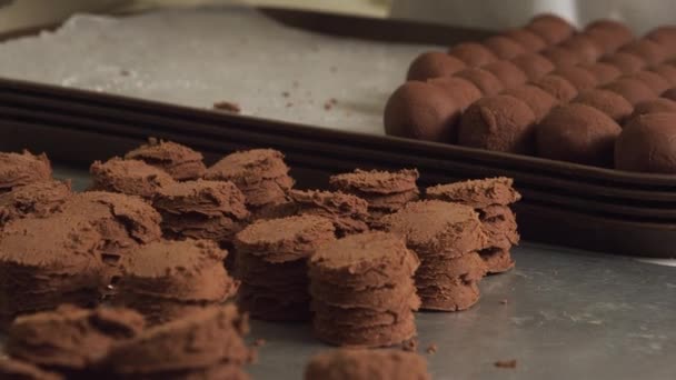Φτιάχνω Τρούφες Σοκολάτας Εργοστάσιο Γλυκών — Αρχείο Βίντεο