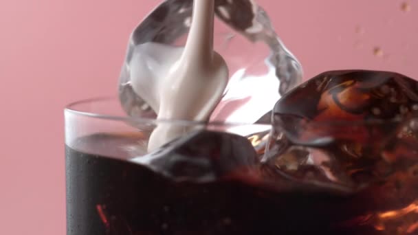 Krema Buz Küpleri Buzlu Kahve Içeceğinin Içine Sıçrıyor Phantom Flex — Stok video