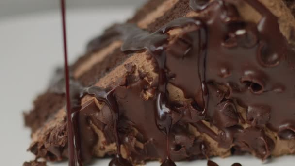 Chocolate Vertiendo Sobre Postre Chocolate Brownie Fotografía Con Cámara Red — Vídeo de stock