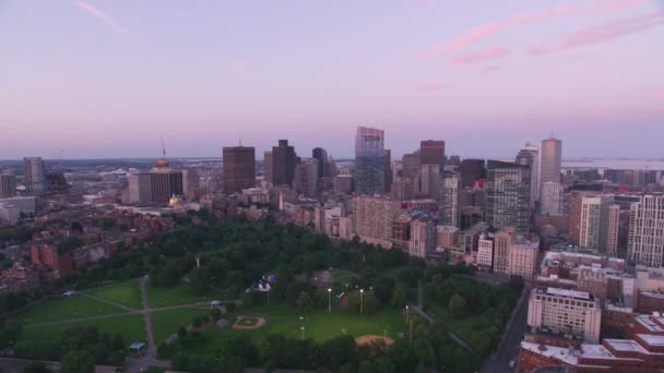 Boston Massachusetts 2019 Dolaylarında Gün Batımında Boston Hava Manzarası Helikopterden — Stok video