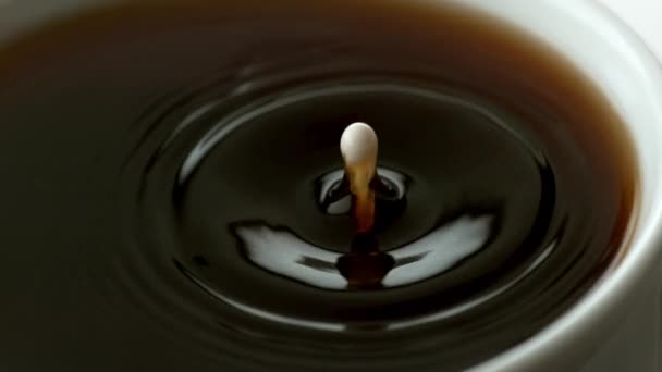 クリームの滴のコーヒーカップに飛び散った Phantom Flex 4Kカメラで撮影 — ストック動画