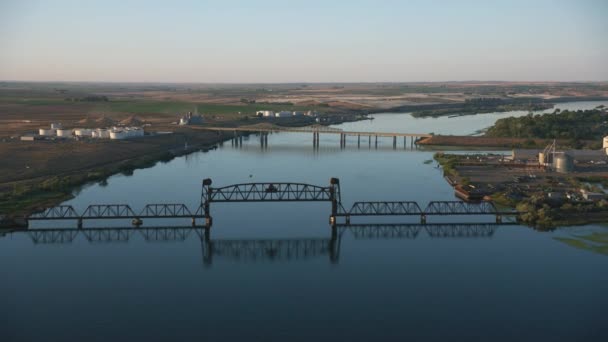 コロンビア川と橋の空中写真 Tri Cities Washington — ストック動画