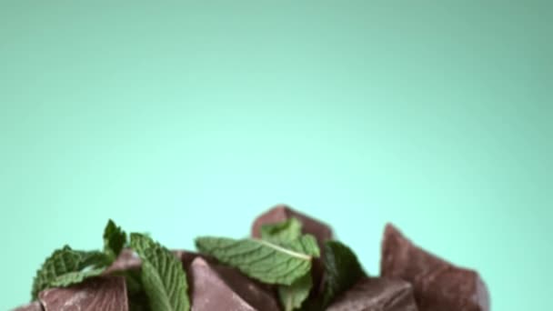 Pedaços Chocolate Hortelã Voando Câmera Lenta — Vídeo de Stock