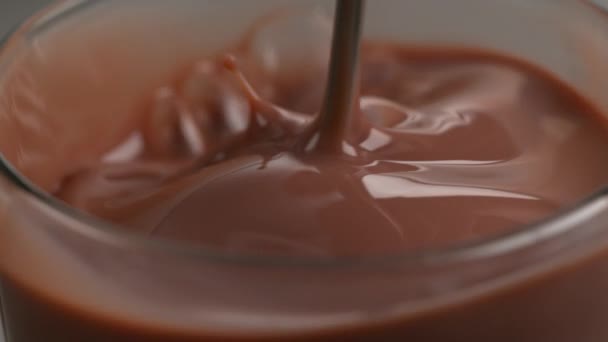 Giet Chocolade Protien Shake Slow Motion — Stockvideo