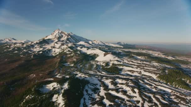 Cascade Mountains Oregon Circa 2019 Aerial View Sisters Mountains Shot — Stock Video