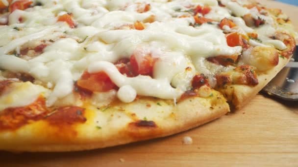 Шматочок Піци Піднімають Дошки Розтягуванням Сиру Повільним Рухом — стокове відео