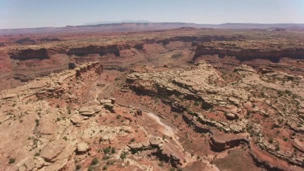 カニオンランド国立公園 ユタ州 2019年頃 Canyonlandsの空中ビュー シネフレックスジンバルとRed 8Kカメラでヘリコプターから撮影 — ストック動画