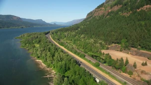 オレゴン州 2021年頃 コロンビア川渓谷の高速道路の空中ビュー レッド8Kでヘリコプターからシネフレックスで撮影 — ストック動画