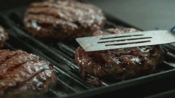 Hamburgerii gătesc la grătar — Videoclip de stoc
