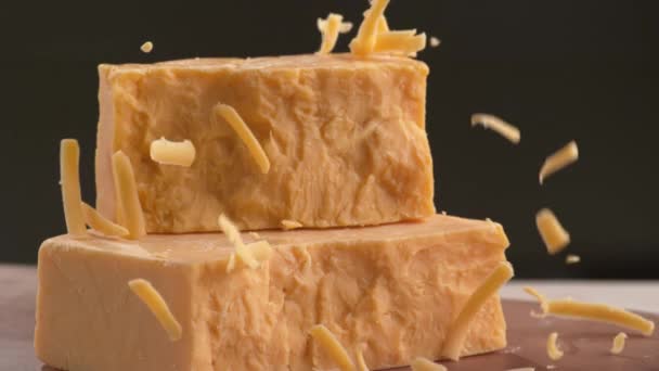 Τυρί Cheddar Πολύ Αργή Κίνηση Πυροβολήθηκε Στην Κάμερα Υψηλής Ταχύτητας — Αρχείο Βίντεο
