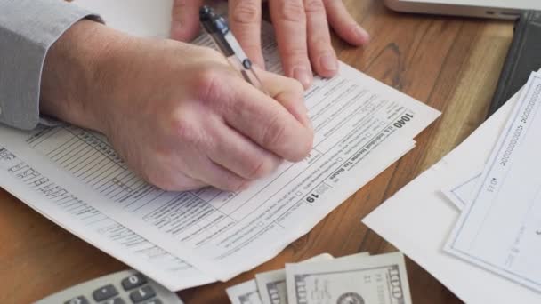 男子在家中填写所得税报税表的特写镜头 — 图库视频影像