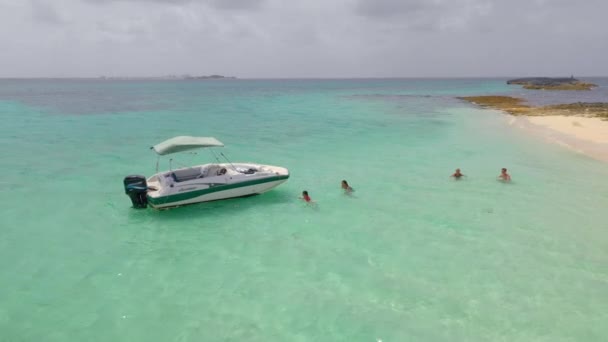 Nassau Bahamy Około 2021 Rodzina Bawiąca Się Oceanie Przy Tropikalnej — Wideo stockowe