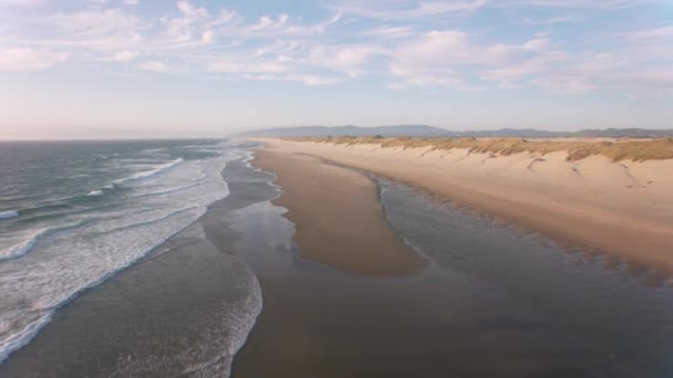 Güzel Sahil Deniz Manzarasının Üstünde Doğa Manzarası Var — Stok video
