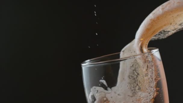 Cerveza Vertiendo Salpicando Cámara Súper Lenta Filmado Phantom Flex Cámara — Vídeos de Stock