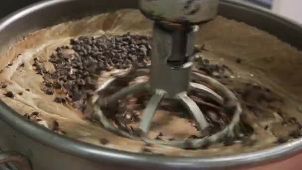 Mezcla Ingredientes Para Chocolate Dulce Fábrica Dulces — Vídeo de stock