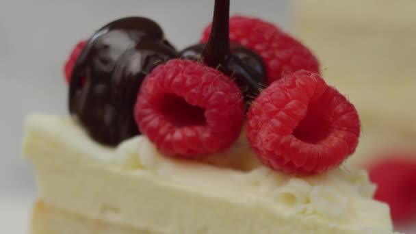 将巧克力酱汁倒入红莓蛋糕中 用红色8K相机拍摄 — 图库视频影像