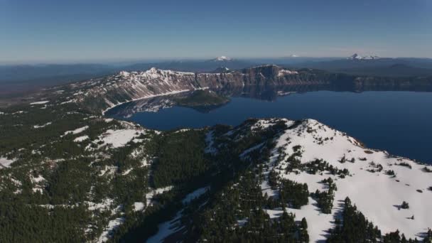 カスケード山脈 オレゴン州 2019年頃 クレーター湖の空中ビュー シネフレックスジンバルとRed 8Kカメラでヘリコプターから撮影 — ストック動画